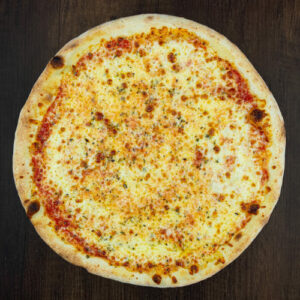 Čerstvá pizza Margherita z kvalitních surovin: italské těsto, tomato, mozzarella, bazalka.