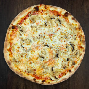Čerstvá pizza Funghi z kvalitních surovin: italské těsto, tomato, mozzarella, žampióny.
