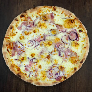 Čerstvá pizza Tvarůžková z kvalitních surovin: italské těsto, smetana, mozarella, slanina, cibule, tvarůžek. | Pizza NuPoo Malešice