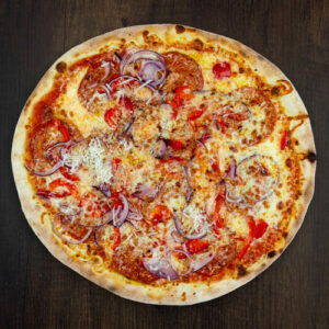 Čerstvá pizza Salamino z kvalitních surovin: italské těsto, tomato, mozzarella, salám, paprika, cibule, chilli, parmezán. | Pizza NuPoo Malešice