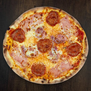 Čerstvá pizza Antivegetariana z kvalitních surovin: italské těsto, tomato, mozzarella, šunka, salám, slanina. | Pizza NuPoo Malešice