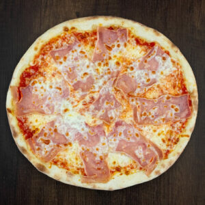 Čerstvá pizza Šunková z kvalitních surovin: italské těsto, tomato, mozzarella, šunka.