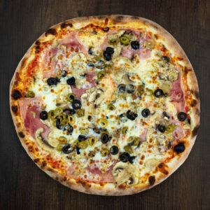 Čerstvá pizza Capricciosa z kvalitních surovin: italské těsto, tomato, mozzarella, šunka, žampióny, olivy.