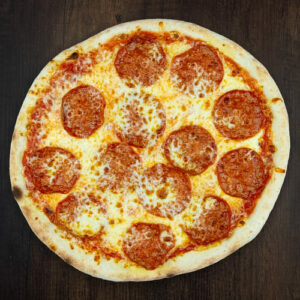 Čerstvá pizza Salami z kvalitních surovin: italské těsto, tomato, mozzarella, salám.